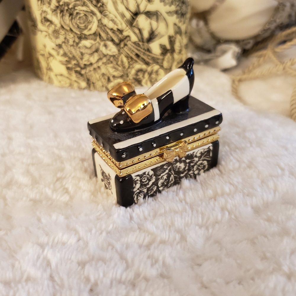 Trinket high heel shoes on beautiful little box - Picture 2 of 8